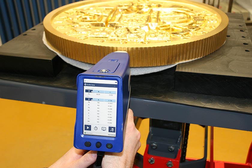 世界で2番目に大きな金貨に24カラットの金が確実に使用されているか、XRFガンで金（Au）の純度検査が行われました。