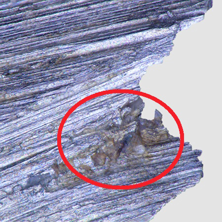 Immagine ad alto ingrandimento dei difetti del bordo di una punta di trapano acquisita con il microscopio digitale DSX1000.