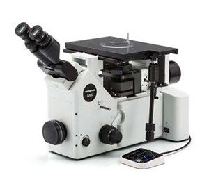 Tipica configurazione dell'apparecchiatura: microscopio metallurgico rovesciato, obiettivo metallurgico 10× e fotocamera per microscopio a alta risoluzione.
