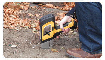 DELTA手持式XRF分析仪正在检测土壤
