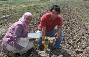 Agricoltori con l'analizzatore XRF portatile Delta per l'analisi del suolo
