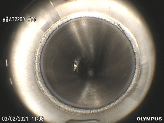 Immagine panoramica di una saldatura di una tubazione di processo in acciaio inossidabile in un impianto produttivo di farmaci acquisita con un videoscopio IPLEX mediante un terminale con lente a campo visivo di 220°