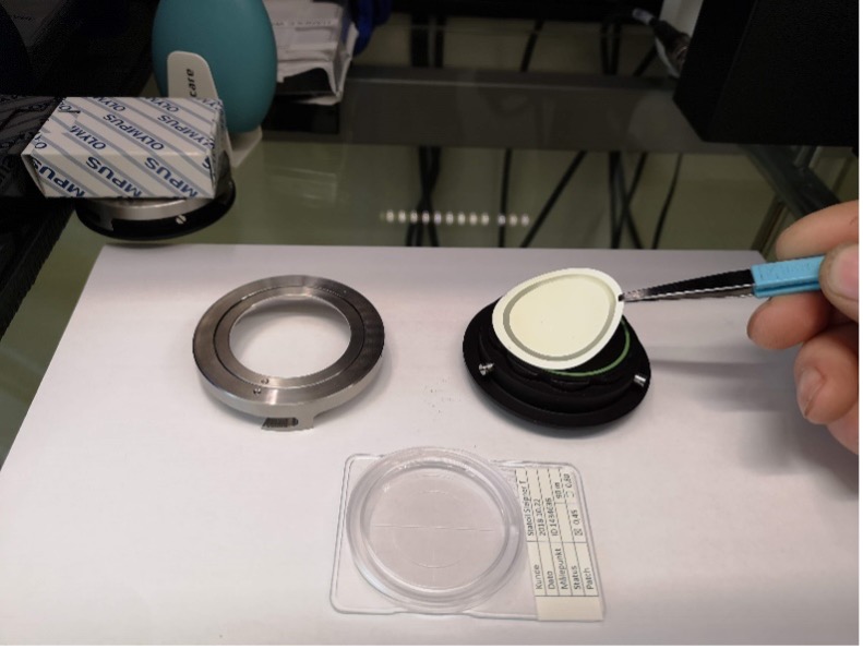 Une membrane filtrante est installée sur un porte-filtre pour l’analyse de la propreté d’un composant.