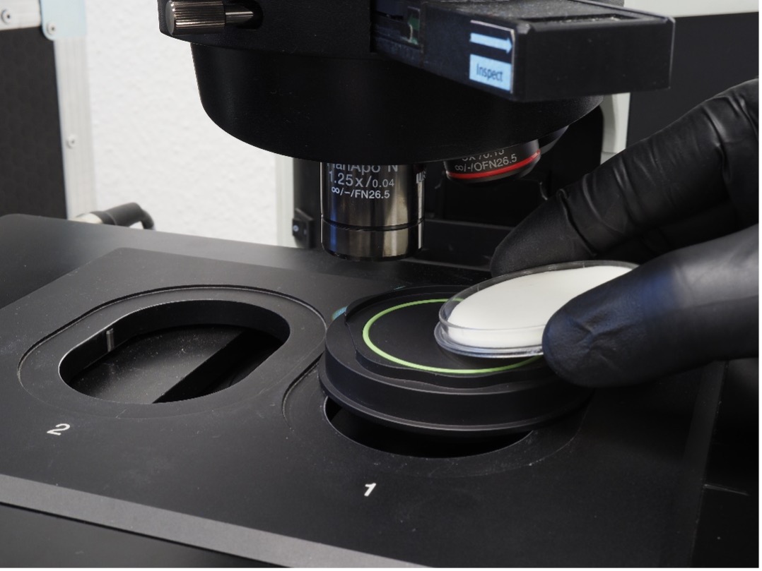颗粒采集器放置在样品托架上，用于显微镜分析