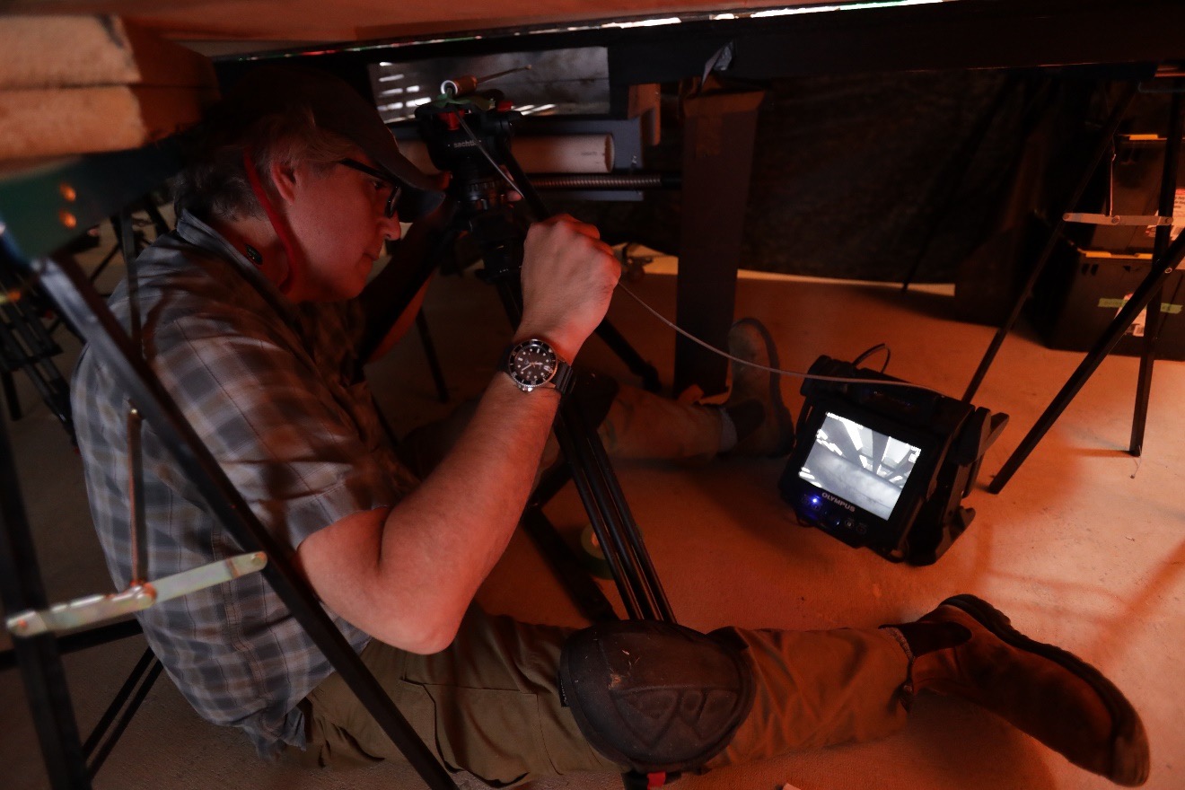 摄制人员正在使用IPLEX视频内窥镜为纪录片Rat City拍摄图像