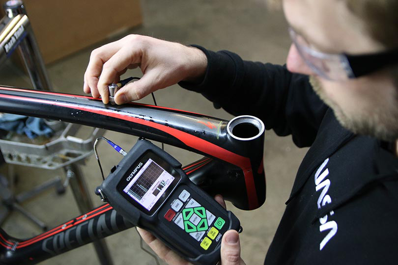 工程师Shawn Small使用45MG测厚仪对碳纤维自行车车架进行超声检测