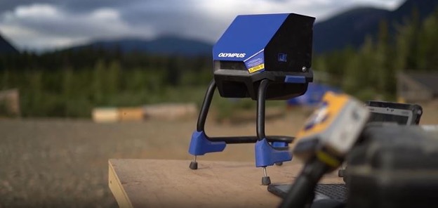 Portable XRF workstation for drill core analysis