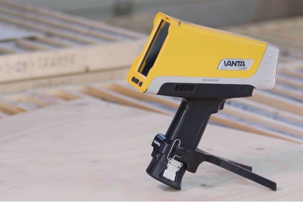 Portable XRF analyzer for drill core analysis