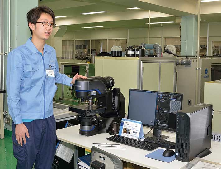 在印刷工业实验室中，实验室的技术人员正在使用奥林巴斯DSX1000数码显微镜