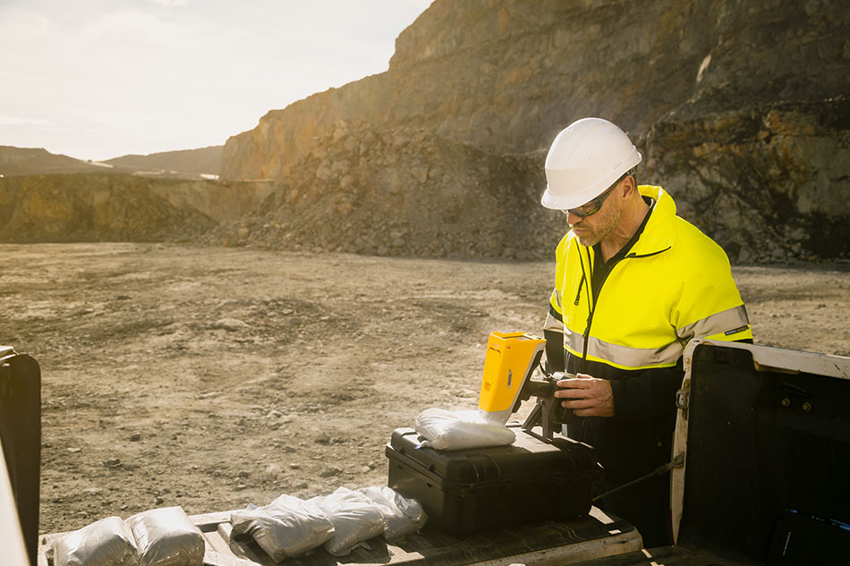 Rugged and portable XRF analyzer for mining and geochemistry