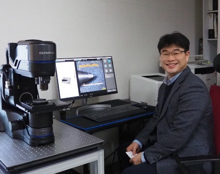 Il professore Bo Hyun Kim dell'Università Soongsil con un microscopio digitale