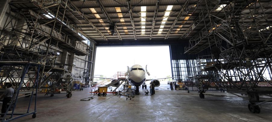 Aereo per trasporto passeggeri a livello regionale all'interno di un hangar