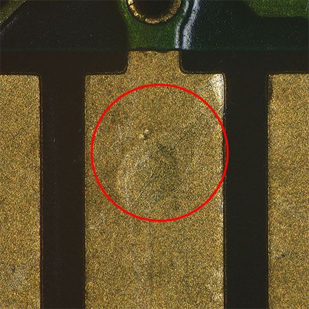 ①基板同士の衝突などの外的ストレスによる打痕（観察方法:偏斜観察）