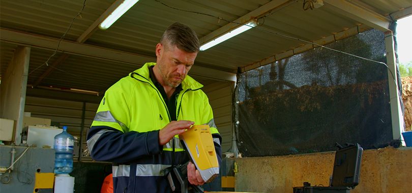 Portable XRF analyzer for mining and exploration