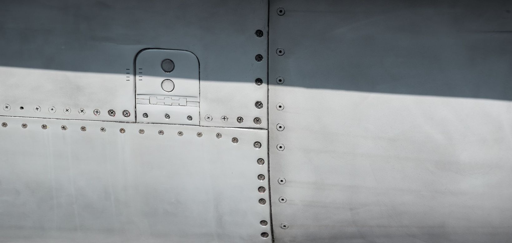 图1. 使用MiniMite旋转螺栓孔扫查器和NORTEC系列涡流探伤仪检测飞机上的紧固件孔。