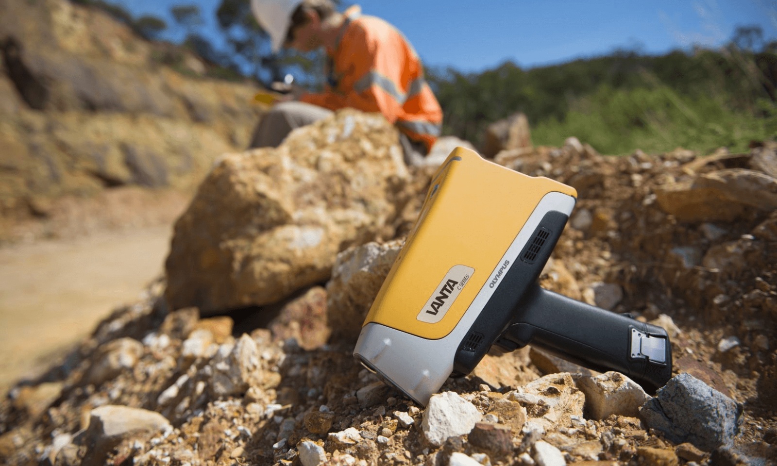 Vanta Handheld XRF Spectrometer: Vanta XRF Series | Olympus