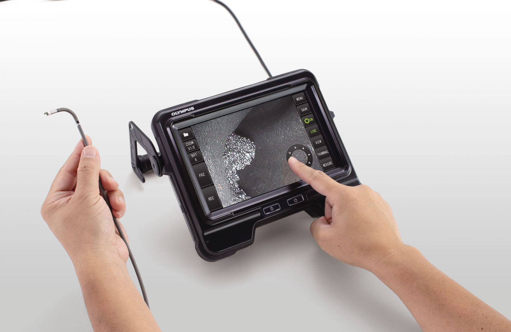 焊缝检测人员使用奥林巴斯IPLEX系列视频内窥镜的触摸屏来控制反应灵敏的镜头端部TrueFeel弯曲功能
