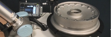 Dispositivo eddy current NORTEC 600 e scanner rotante per fori di bulloni con sonda su un braccio robotico