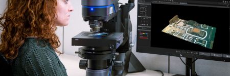 Un operatore mentre utilizza un microscopio digitale DSX1000 controllato dal software PRECiV DSX.
