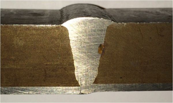 耐腐蚀合金堆焊管道的异种材料环焊缝的剖面图