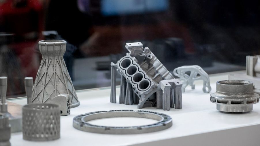 由3D打印机打印出来的金属物体。