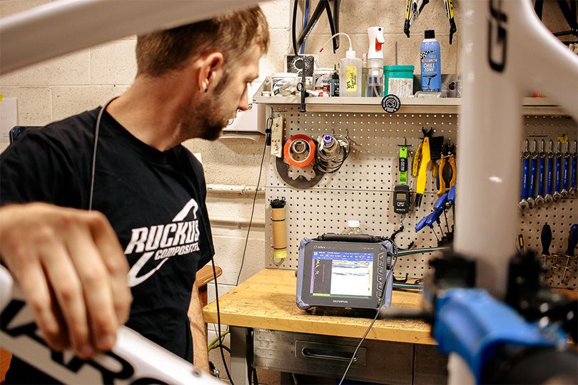 Ruckus Composites的Shawn Small使用OmniScan SX对复合材料自行车车架进行检测