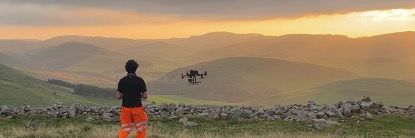 Télédétection par drone en cours sur la colline Yeavering Bell, dans le comté de Northumberland, dans le cadre d’un projet conjoint avec l’université de Durham et The Gefrin Trust