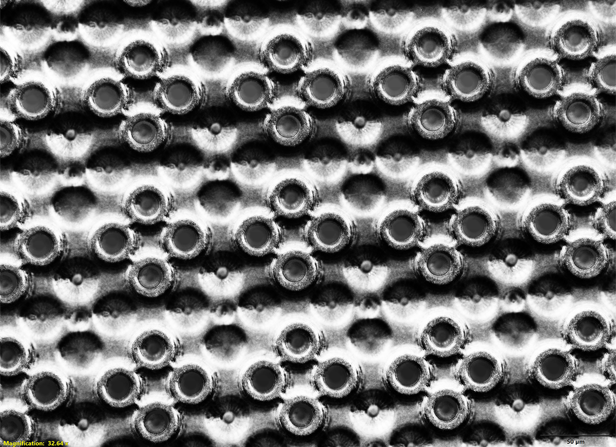 The S26 Ultra display panel from the front. Left: In shaded relief mode, the rings around each privacy pixel that prevent light from escaping sideways are visible. Right: RGB subpixels shown in MIX mode, also known as MIX illumination.