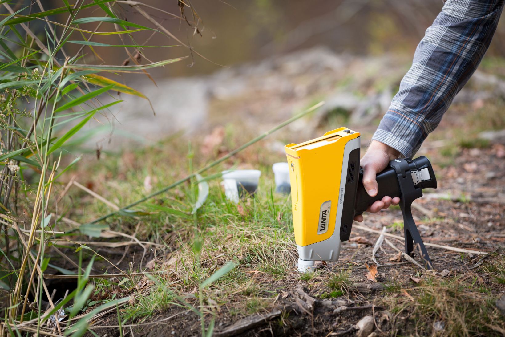 Handheld XRF accessories for geochemical analysis