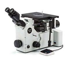 Configuração típica do equipamento: microscópio metalúrgico invertido, lente objetiva de 10X e uma câmera de alta resolução para microscópio