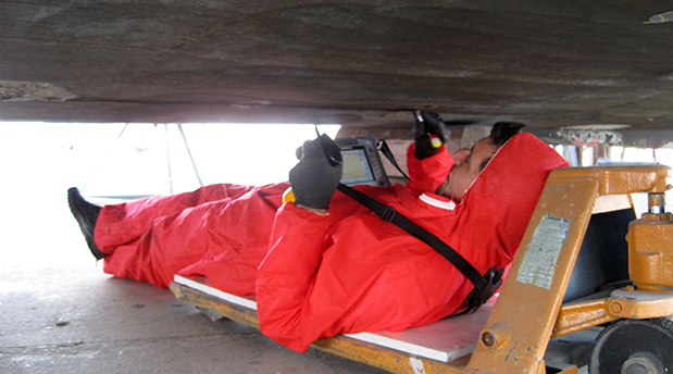 由复合材料制成的船体和桅杆