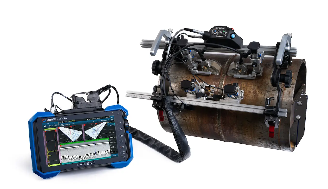 錆びついたパイプの溶接部を検査する検査員に使用されている、円周方向のPAおよびUTスキャナー