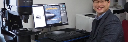 崇実大学のBo Hyun Kim教授とデジタルマイクロスコープ