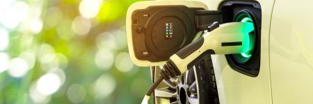 充電中の電気自動車