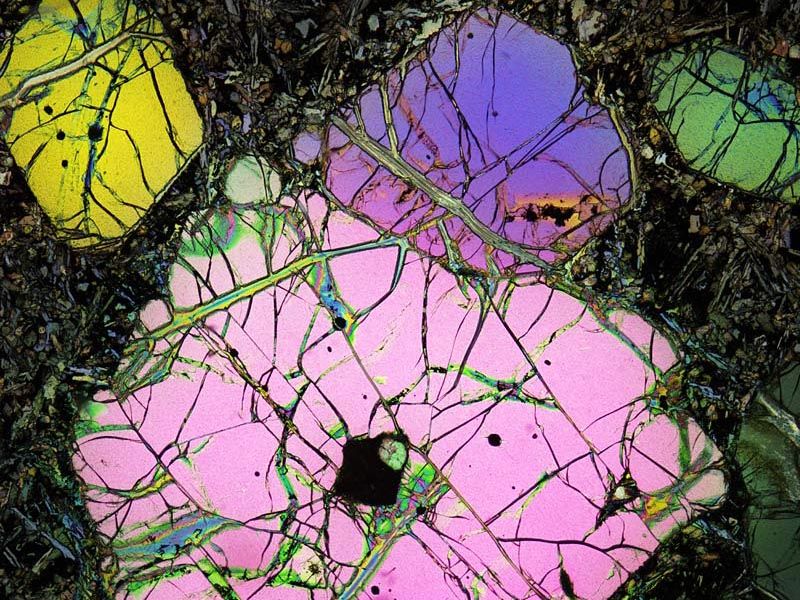 矿物组成部分的偏振光观察图像