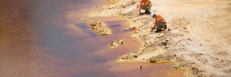 地球化学分析と土壌の元素組成検査にVanta™ XRF分析計を使用する2人の作業員