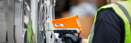 金属スクラップの含有物検査に使用されるVanta Element XRF分析計