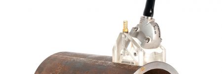 ハーフパイプ検査用のPassive-Axis Focusingウエッジとフェイズドアレイプローブで、パイプの表面と底面の湾曲によって生じた発散を補正します。