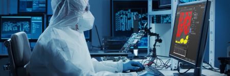 顕微鏡イメージング・測定ソフトウェアを使用している製造検査部門の技師