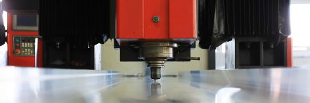 鋼板を溶接する自動システムに組み込まれた摩擦攪拌接合の回転加工ツール