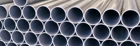 製造現場に置かれた鉄鋼パイプの山